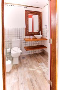 圣塞巴斯蒂安Casa Formosa Baleia的一间带卫生间、水槽和镜子的浴室