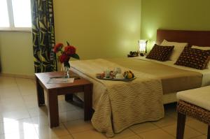 马哈拉加酒店客房内的一张或多张床位