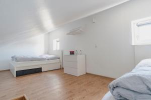 汉诺威Stylish 2 Room Maisonette Hannover - Contactless Check-In的一间白色卧室,配有两张床和窗户