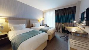 曼彻斯特曼彻斯特城市中心假日酒店的酒店客房配有两张床和一张书桌