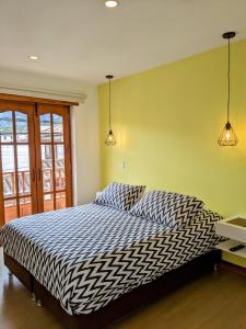 莱瓦镇OFF HOSTEL的卧室配有一张床,墙上有两盏灯