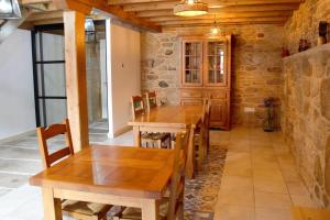 伊扎洛Casa de Miranda的一间带木桌和椅子的用餐室