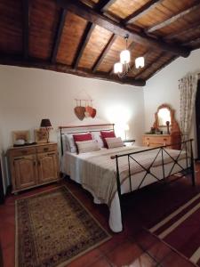 吉尔斯Gerês - Refúgio das Laranjeiras的一间卧室设有一张床和木制天花板