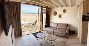 弗劳温普尔德Breezand Beachhouses的客厅配有沙发和桌子