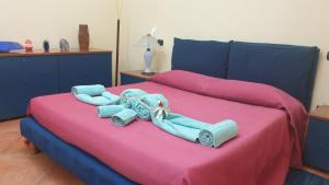 蒙泰罗尼迪莱切Villa Sargheruoli的一间卧室配有一张蓝色和粉色床单。