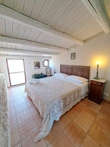 希克利Masseria Boscorotondo的一间卧室,卧室内配有一张大床