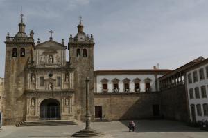 维塞乌Torre Medieval的一座带钟楼和教堂的古老建筑