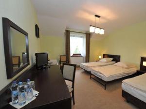 可罗日采玛格达宾馆的客房设有两张床和一张带瓶装水的桌子。