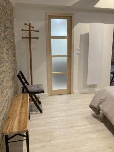 昂热La Maison du Cocher - Chambre indépendante climatisée en Hypercentre - Lit Queen Size的一间卧室设有十字架、木凳和十字架