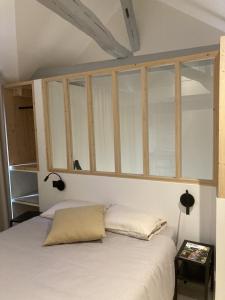 昂热La Maison du Cocher - Chambre indépendante climatisée en Hypercentre - Lit Queen Size的卧室配有白色的玻璃床