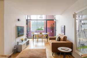 波尔图Porto Insight Apartment River View - Pool & Garage的客厅配有沙发和桌子
