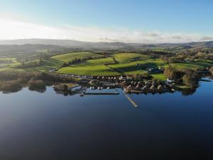 TullyTullybay Holiday Homes的享有湖畔高尔夫球场的空中景致