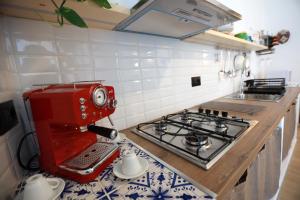巴勒莫La Casetta delle Scienze Suite的坐在厨房台面上的红色搅拌机