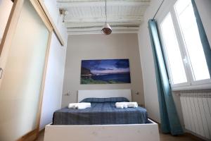 巴勒莫La Casetta delle Scienze Suite的一间卧室配有一张床,上面有两条毛巾
