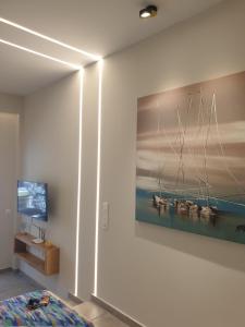 吉亚洛瓦Vista Al Mare Luxury Apartments的客厅墙上有绘画作品