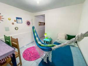 皮帕Tiny House的客房设有一张带吊床的床。