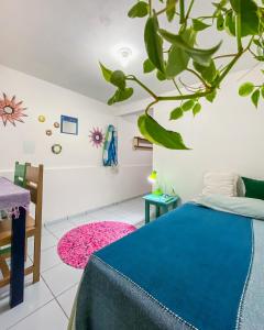 皮帕Tiny House的一间卧室配有蓝色的床和植物