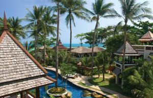 查汶Muang Samui Spa Resort - SHA Extra Plus的享有度假村的空中景致,设有游泳池和棕榈树