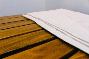 瓦哈卡市Casa Rosa Mexicano的铺有木地板的白色毛巾