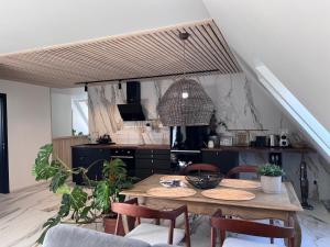 尤尔马拉Cozy beach house Jurmala III的厨房以及带桌椅的用餐室。