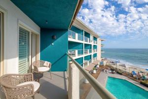 卡尔斯巴德Beach Terrace的享有海滩和海洋美景的阳台。