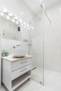 布达佩斯Corvinus Smart Apartment with Beautiful View的白色的浴室设有水槽和淋浴。