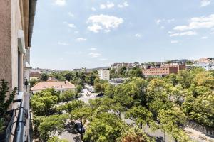 布达佩斯Corvinus Smart Apartment with Beautiful View的从大楼的阳台上可欣赏到城市景观