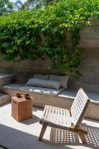 埃斯孔迪多港Casa TO的白色椅子、木制盒子和桌子