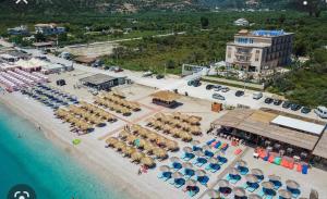博尔什Maison Bellevue - 2 bdrm villa in Borsh beach的享有海滩的空中景致,配有椅子和遮阳伞