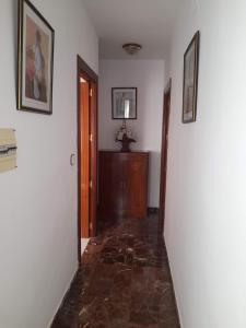 Piso en Montillana的走廊上设有白色墙壁和门