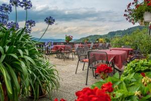 Schöfweg兰辛格尔全景酒店的庭院设有桌椅和鲜花