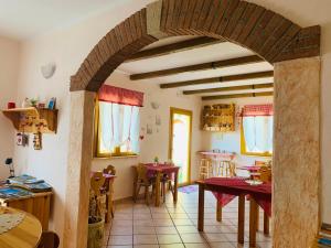 贡内萨B&B La Baita Del Sud的厨房以及带拱门的用餐室