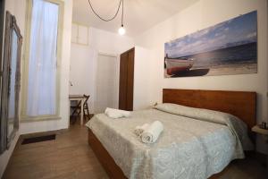 巴勒莫La Casetta delle Scienze的一间卧室配有一张床,上面有两条毛巾