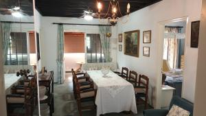 利马索尔绿地乡村俱乐部公寓的一间带桌椅的用餐室