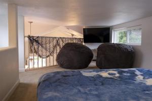 布拉格堡H - San Juan的一间卧室配有一张床,窗户配有帐篷