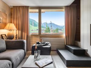 瓦勒迪泽尔Appartement Val-d'Isère, 2 pièces, 4 personnes - FR-1-567-56的带沙发和窗户的客厅