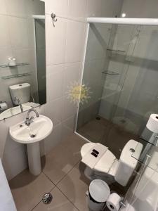 伊利亚贝拉Residencial Solariun Ilhabela的带淋浴、卫生间和盥洗盆的浴室