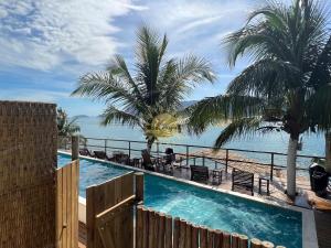 伊利亚贝拉Residencial Solariun Ilhabela的海景游泳池