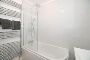 埃克斯茅斯Exmouth - Newly available, near the Beach的带淋浴和盥洗盆的白色浴室