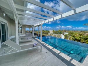 圣弗朗索瓦Magnifique Villa Standing vue mer et proche plage的一座带游泳池的房子的图象