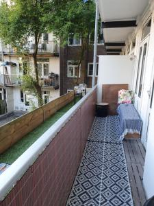 Appartement in Stadsdeel West的阳台或露台