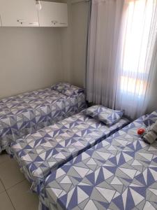 若昂佩索阿Praia e Sol Apto a 3 quadras do Bessa Beach.的带窗户的客房内设有两张单人床。