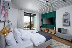 雅弗尼The Container luxury holiday resort for Couples的一间卧室配有一张大床和电视