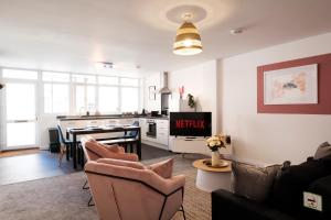 赛伦塞斯特Glevum Lodge - 2 Bedroom Town Centre Apartment的带沙发的客厅和厨房