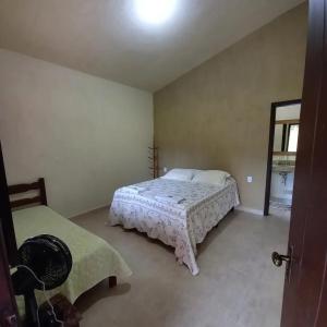 瓦尔任博尼塔Pousada Recanto do Sossego- Serra da Canastra的一间卧室配有一张床和镜子