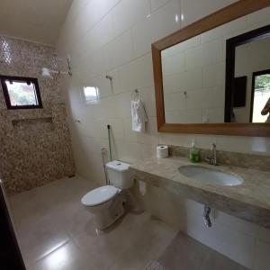 瓦尔任博尼塔Pousada Recanto do Sossego- Serra da Canastra的一间带卫生间、水槽和镜子的浴室