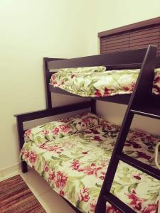 Warner BeachCabanas Del Mar的一间卧室配有两张双层床。