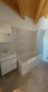 维拉多比斯坡Monte Bagão - Turismo Rural的白色的浴室设有浴缸和水槽。