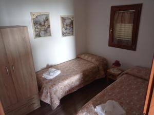 Alannooasi macerina的小房间设有两张床和镜子