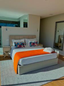 维埃拉·多米尼奥Oak Nature的一间卧室配有一张带橙色毯子的大床